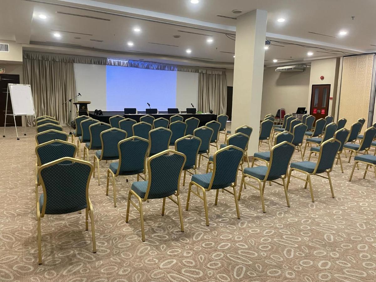 קואלה פרליס Putra Brasmana Hotel מראה חיצוני תמונה