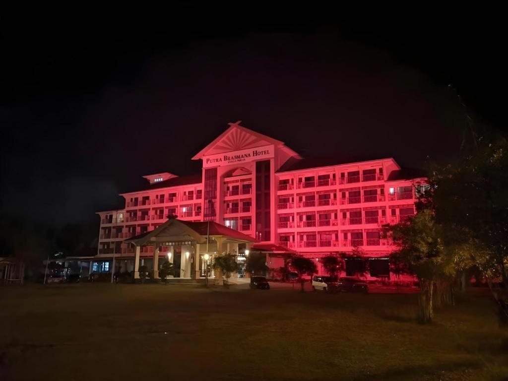 קואלה פרליס Putra Brasmana Hotel מראה חיצוני תמונה